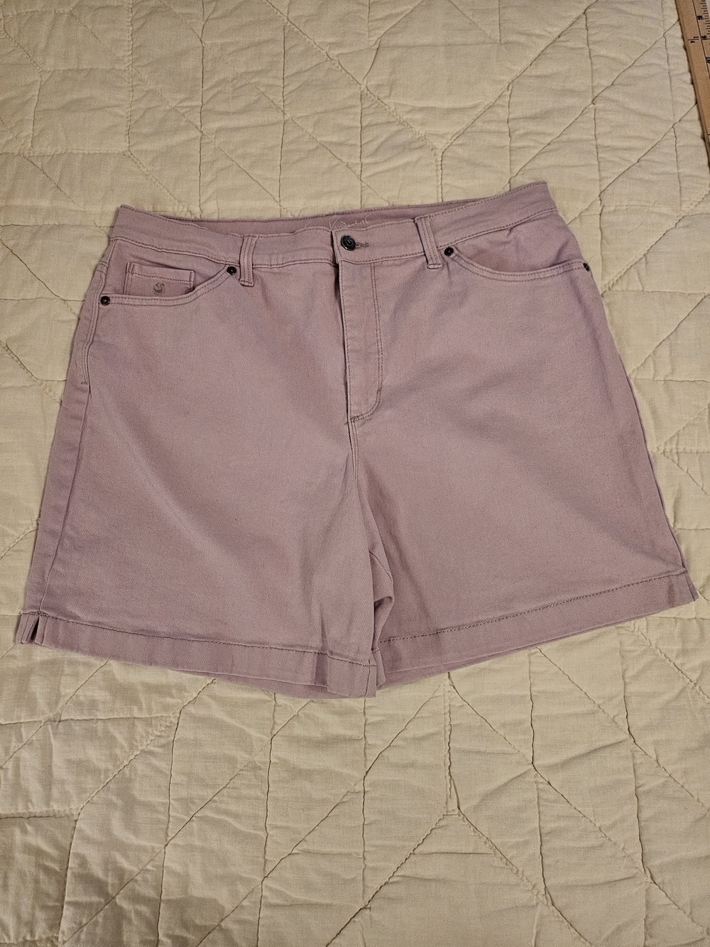 Gloria Vanderbilt Lilac colored- Slimming Effect Shorts- Size 16